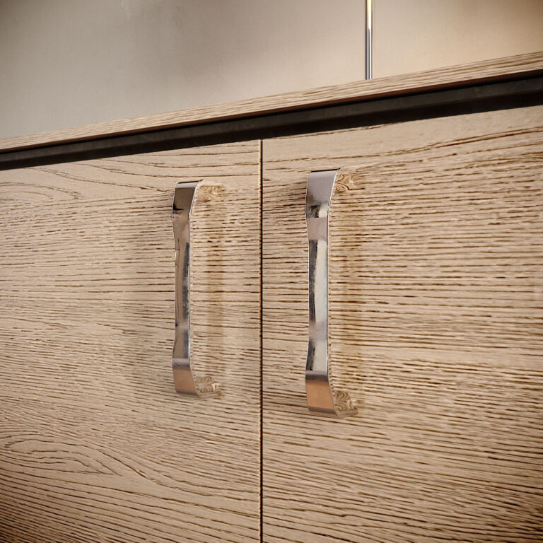 Maniglie in zama lucida applicate a mobili in legno moderno