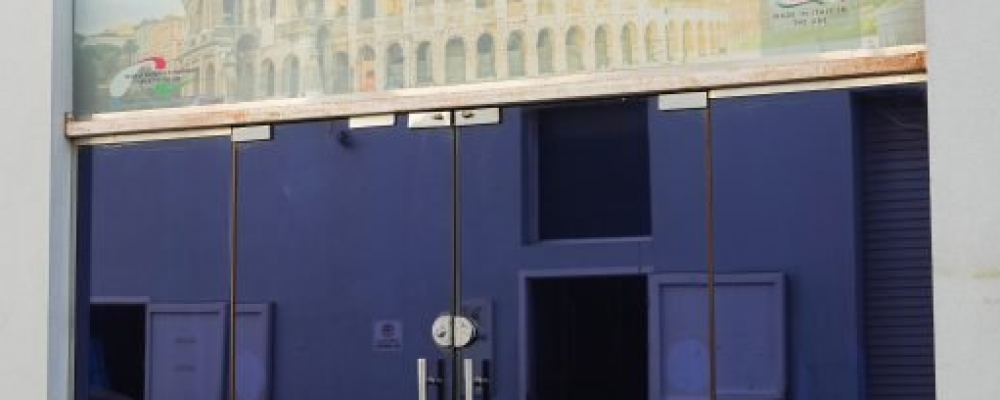 ingresso dello showroom made in italy in the uae a dubai con insegna e colosseo