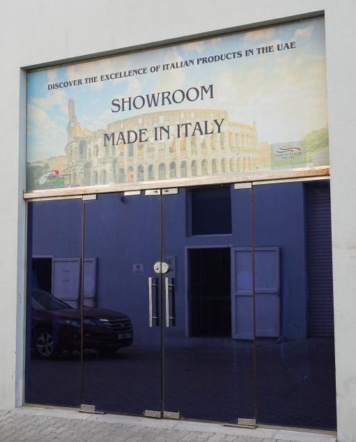ingresso dello showroom made in italy in the uae a dubai con insegna e colosseo